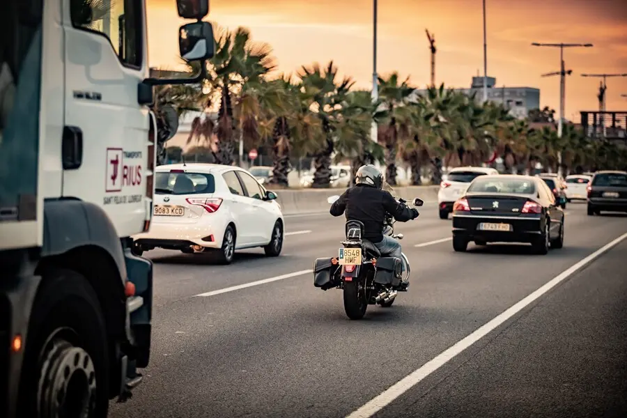 Archivo - Un cami&oacute;n, una moto y un coche circulan por La Ronda Litoral de Barcelona en una imagen de archivo.