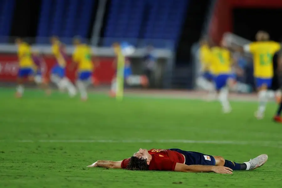 El defensa espa&ntilde;ol Juan Miranda se lamenta tras el gol 2-1 de Brasil durante la final de f&uacute;tbol masculino entre Brasil y Espa&ntilde;a durante los Juegos Ol&iacute;mpicos 2020, este s&aacute;bado en el Estadio Internacional de Yokohama en Yokohama (Jap&oacute;n). EFE/Fernando Bizerra