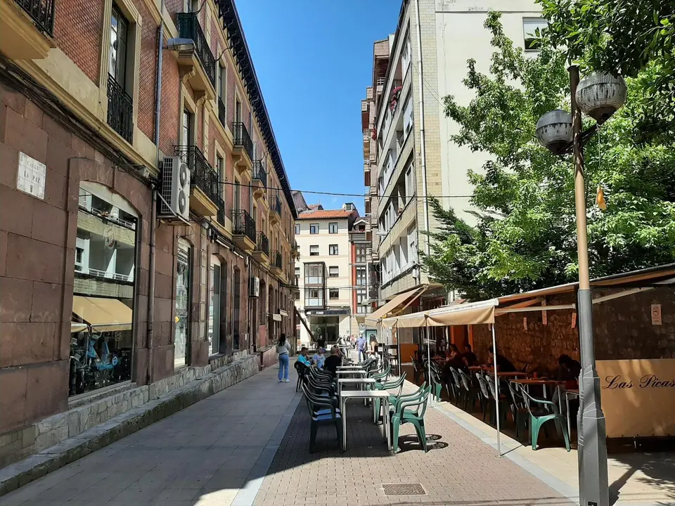 Varias personas sentadas en una terraza de la calle La Paz de Torrelavega. / S. D&iacute;az