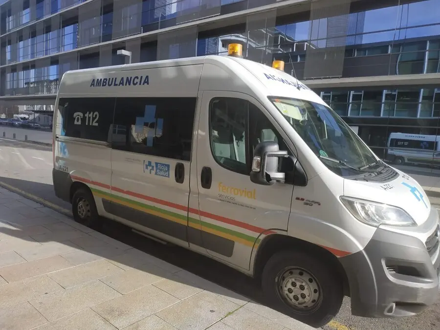 Archivo - Servicio de urgencias del hospital San Pedro, ambulancias