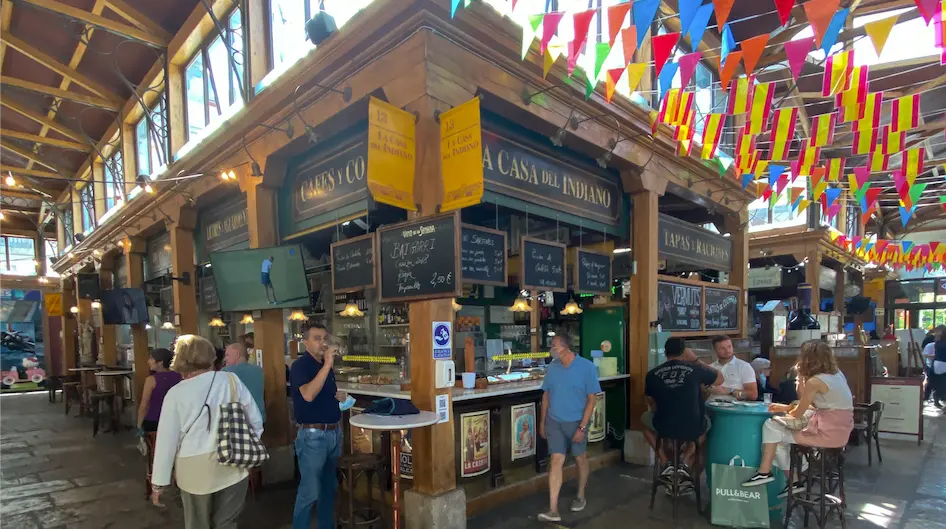Varias personas en el interior del Mercado del Este en Santander. / Hardy