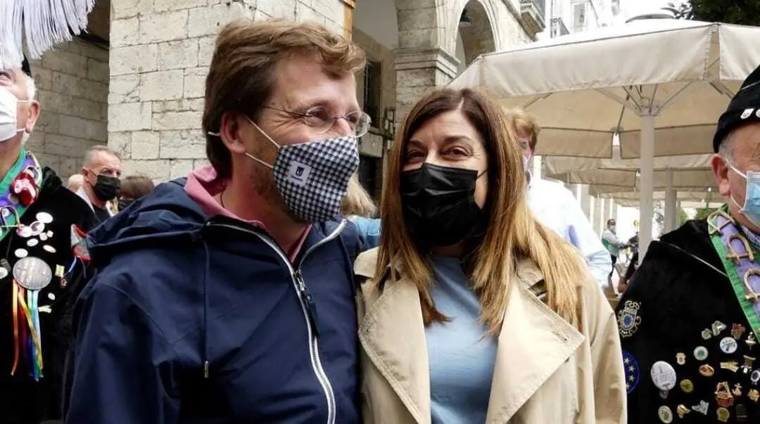 La presidenta del PP en Cantabria, M. J. Saenz de Buruaga y Martinez Almeida durante la feria del queso en Santander. / ALERTA