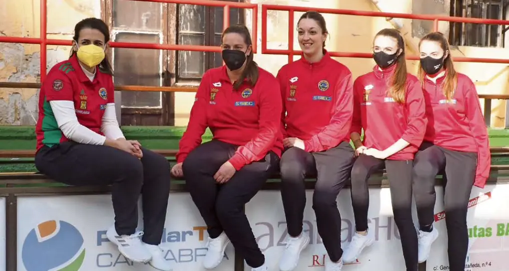 Las jugadoras de la Pe&ntilde;a Bol&iacute;stica Bol&iacute;stica Torrelavega, Miriam Velarde, Alicia Saiz, Laura Saiz, &Aacute;gueda Cagigas e Iris Cagigas, en la Carmelo Sierra. / amen&aacute;bar