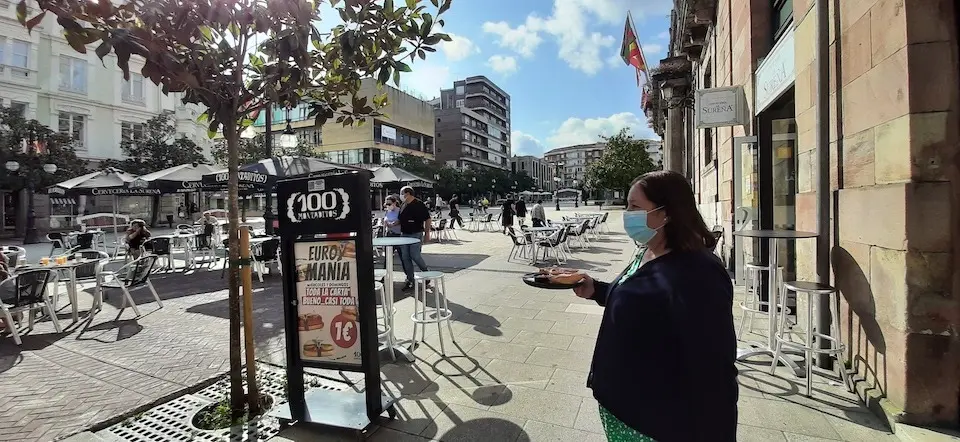Varias personas en una terraza en el Boulevard Luciano Demetrio Herrero de Torrelavega. / S. D&iacute;az