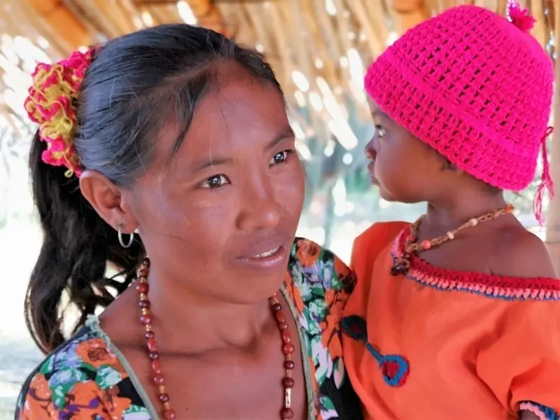 Una madre con una ni&ntilde;a en brazos, en Colombia.