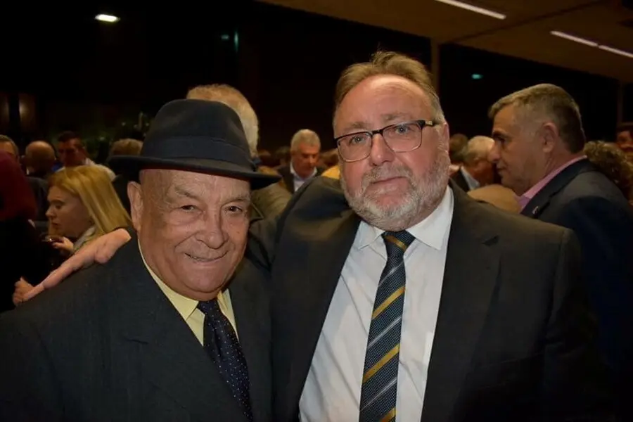 El alcalde de Alhaur&iacute;n de la Torre, Joaqu&iacute;n Villanova, a la derecha, junto a Antonio Vega, exregidor fallecido (izquierda).
