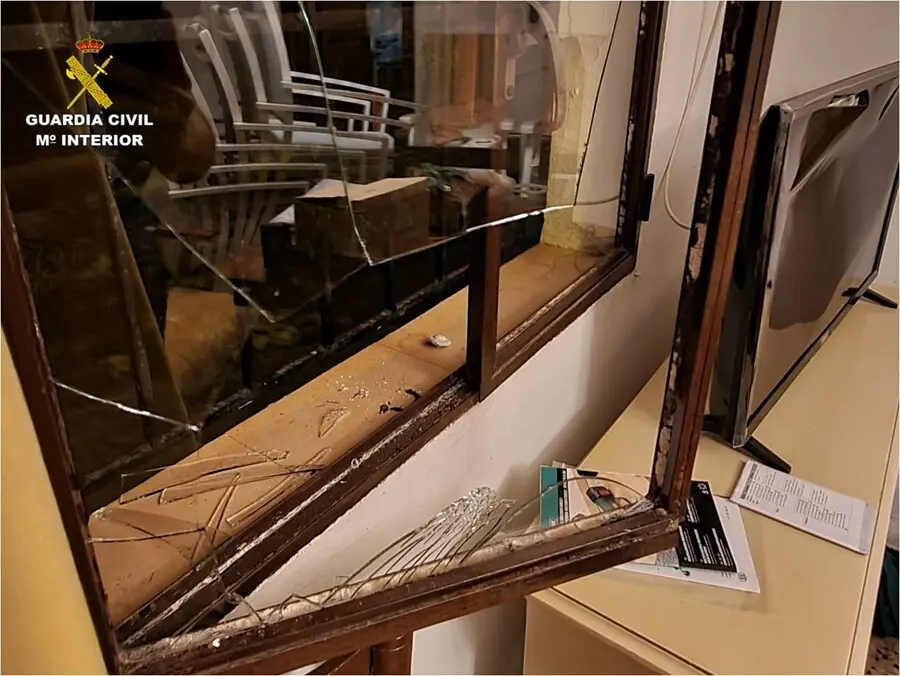 Ventana rota en un robo con fuerza en Teulada