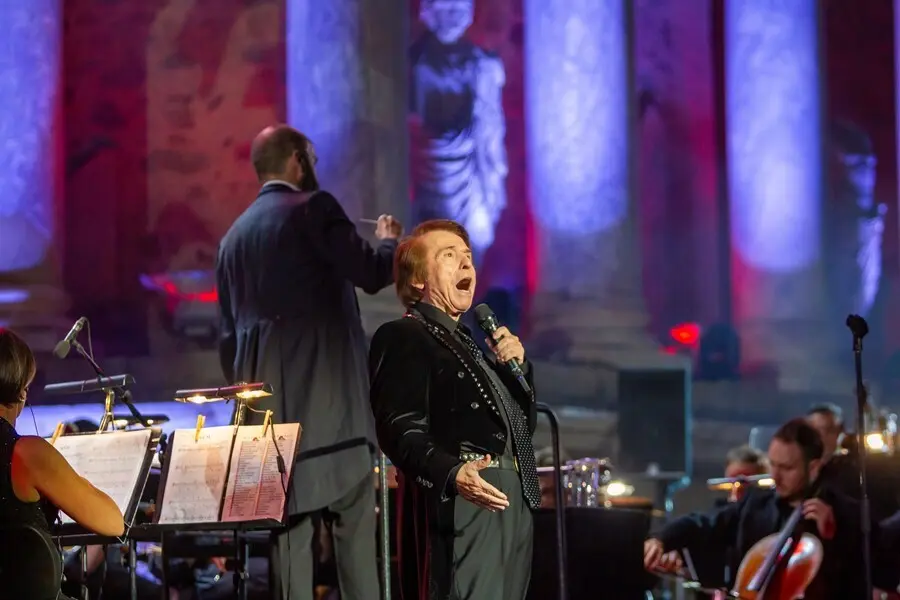 Archivo - Raphael en el concierto que ofreci&oacute; en el Teatro Romano de M&eacute;rida en 2019