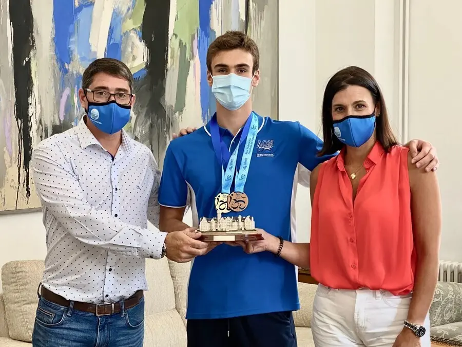 El Ayuntamiento recibe al nadador santanderino C&eacute;sar Diego