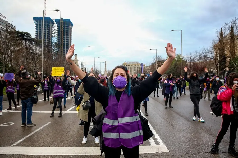 Archivo - Varias mujeres participan en una concentraci&oacute;n feminista en la Plaza de Col&oacute;n, en Madrid (Espa&ntilde;a), a 8 de marzo de 2021. 