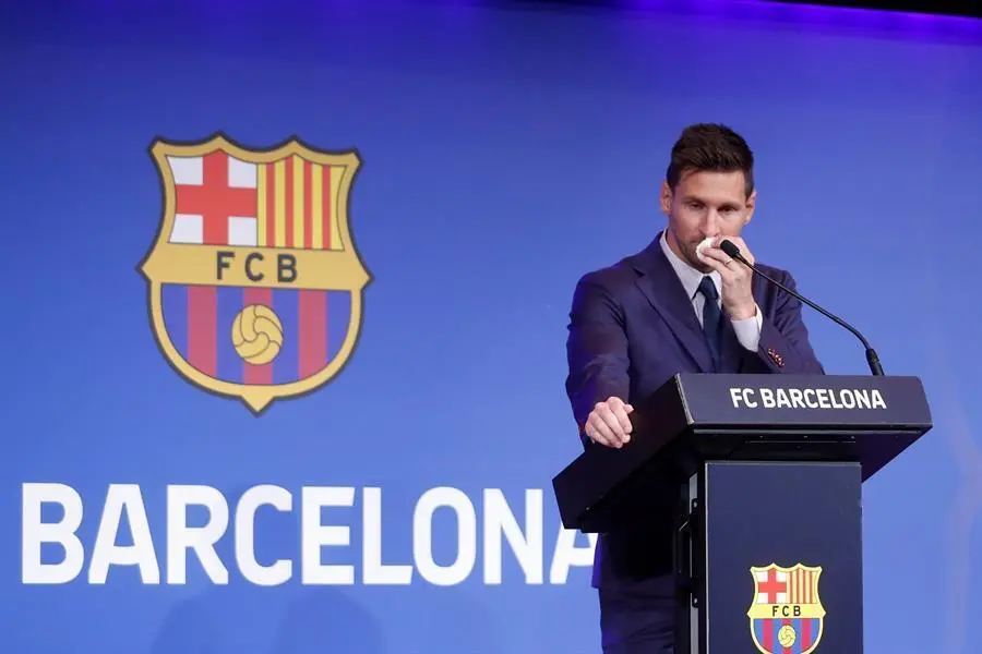 El delantero argentino Lionel Messi asegur&oacute; este domingo, entre l&aacute;grimas, que tanto &eacute;l como su familia estaban "convencidos" de que iban a seguir en Barcelona, durante una rueda de prensa. EFE/Andreu Dalmau