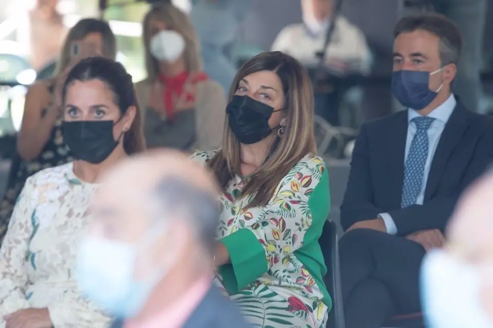 La viva imagen del enfado en Mar&iacute;a Jos&eacute; S&aacute;enz de Buruaga durante el discurso de Revilla en Cabez&oacute;n. / ALERTA