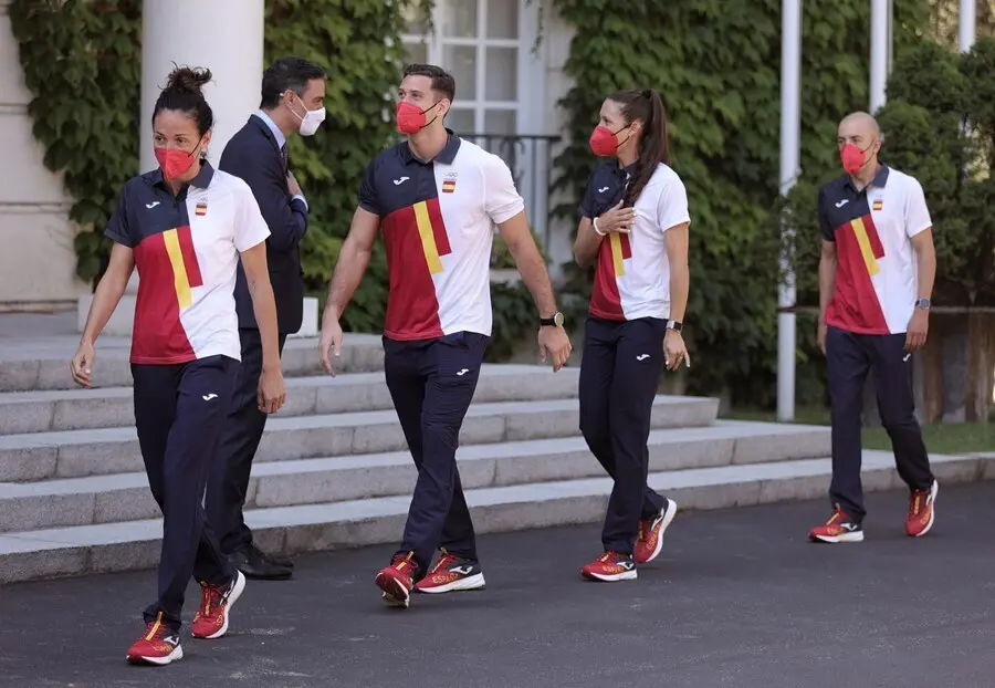 El presidente del Gobierno, Pedro S&aacute;nchez, recibe al equipo ol&iacute;mpico espa&ntilde;ol 