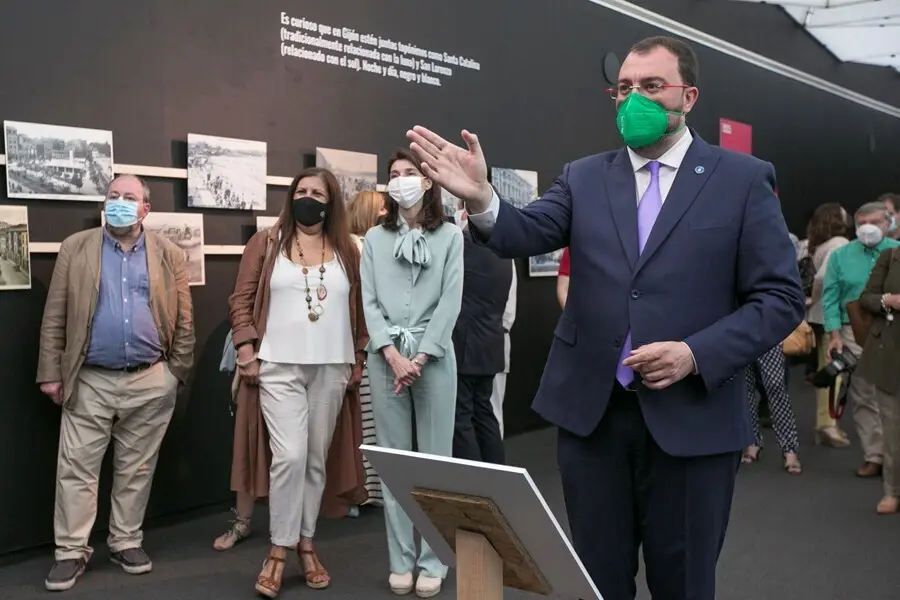 La ministra de Justicia, Pilar Llop (3i), y el presidente del Principado de Asturias, Adri&aacute;n Barb&oacute;n (1d), durante una visita a la 64&ordf; edici&oacute;n de la Feria Internacional de Muestras de Asturias (Fidma), a 8 de agosto de 2021, en el Recinto Ferial Luis Adaro