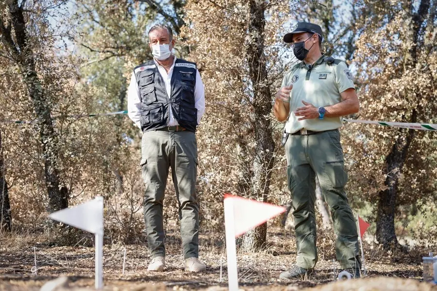 El consejero de Presidencia, Justicia e Interior de la Comunidad de Madrid, Enrique L&oacute;pez en su visita de este domingo a la localidad de Sevilla la Nueva en un simulacro de incendio organizado por las Brigadas de Investigaci&oacute;n de Incendios Forestales BEIF