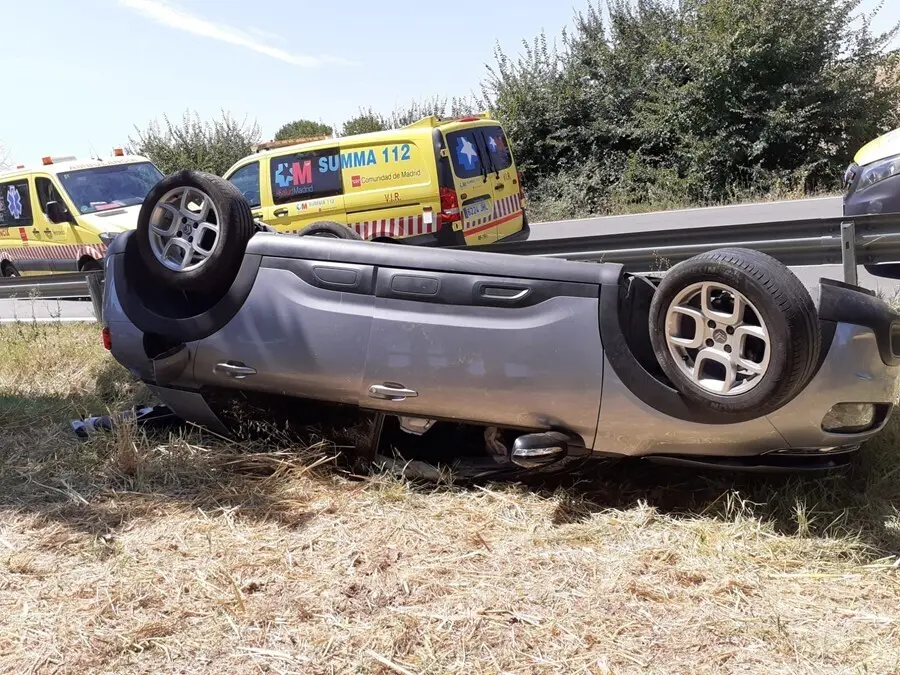 Una mujer y sus hijas de 1 y 6 a&ntilde;os sufren un accidente en la M-119 tras volcar su coche