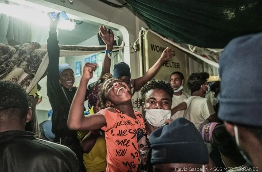 Migrantes rescatados por el buque 'Ocean Viking' de SOS Mediterran&eacute;e