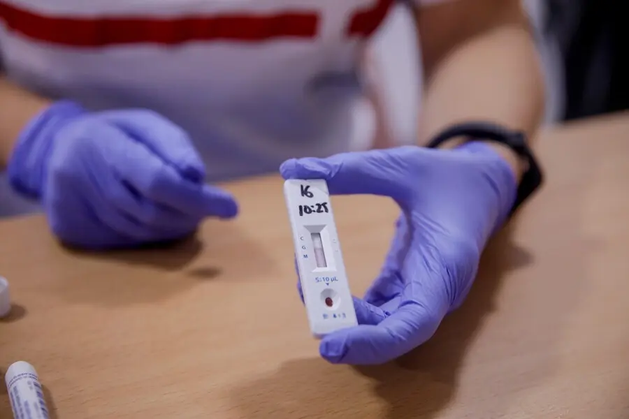 Archivo - Personal sanitario de Cruz Roja muestra el resultado de un test r&aacute;pido de detecci&oacute;n de anticuerpos IgG e IgM llevado a cabo a profesores en el Instituto de Formaci&oacute;n Integral en Seguridad y Emergencias (IFISE), en Colmenar Viejo, Madrid (Espa&ntilde;a)