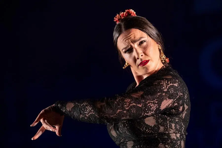 La ganadora del Trofeo Desplante femenino de baile, Paula Rodr&Igrave;guez L&aacute;zaro de Santander, durante su actuaci&oacute;n en la final del concurso de la 60 edici&oacute;n del Festival Internacional del Cante de las Minas, este s&aacute;bado en la Uni&oacute;n, Murcia. EFE/Marcial Guill&eacute;n