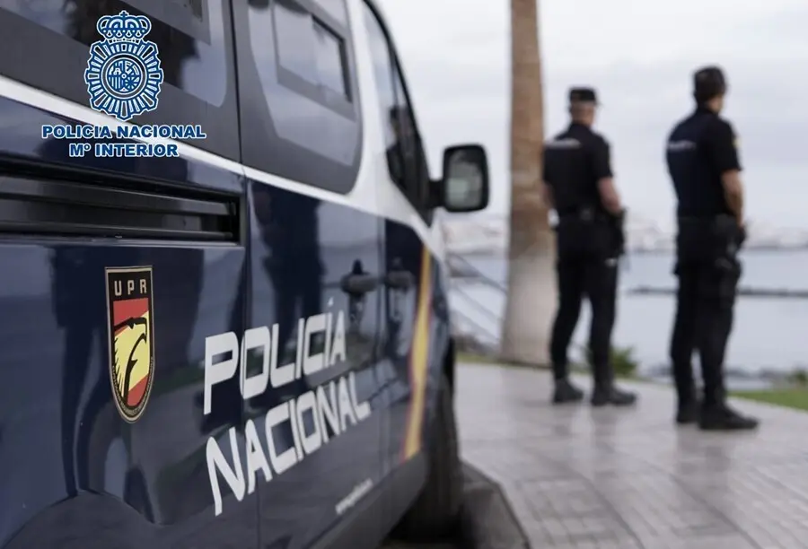 Archivo - Agentes de la Polic&iacute;a Nacional junto a un coche patrulla