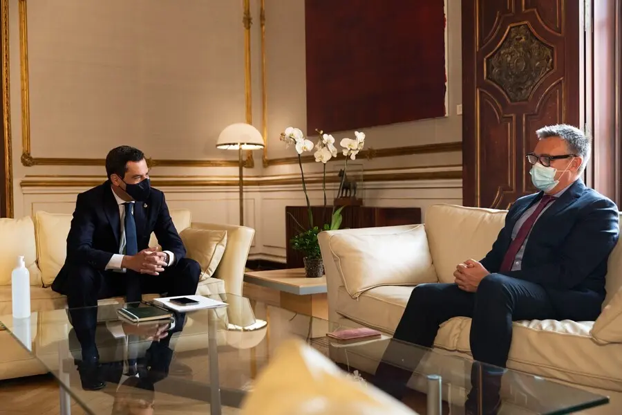 Archivo - El presidente de la Junta, Juanma Moreno, y el portavoz de Vox en el Parlamento de Andaluc&iacute;a, Manuel Gavira, en una imagen de 15 de junio.