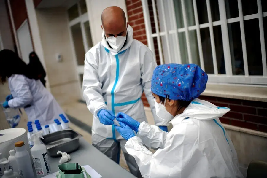 Archivo - Sanitarios realizando  tests de RT-PCR.
