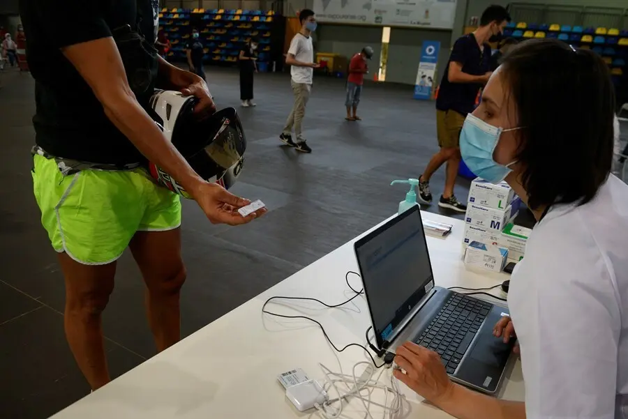 J&oacute;venes acuden a un dispositivo de cribado masivo para personas de entre 16 y 35 a&ntilde;os en Expourense.
