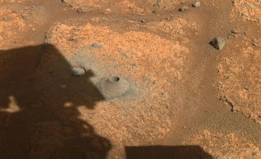 Esta imagen tomada por el rover Perseverance de la NASA el 6 de agosto de 2021 muestra el agujero perforado en una roca marciana en preparaci&oacute;n para el primer intento del rover de recolectar una muestra.