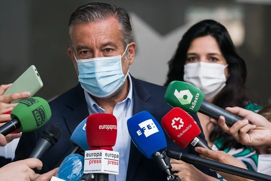 El consejero de Presidencia, Justicia e Interior de la Comunidad de Madrid, Enrique L&oacute;pez, ofrece declaraciones a los medios de comunicaci&oacute;n tras una reuni&oacute;n con la comisionada del Gobierno para la Atenci&oacute;n las V&iacute;ctimas de Terrorismo, Roc&iacute;o L&oacute;pez, a 6 de 