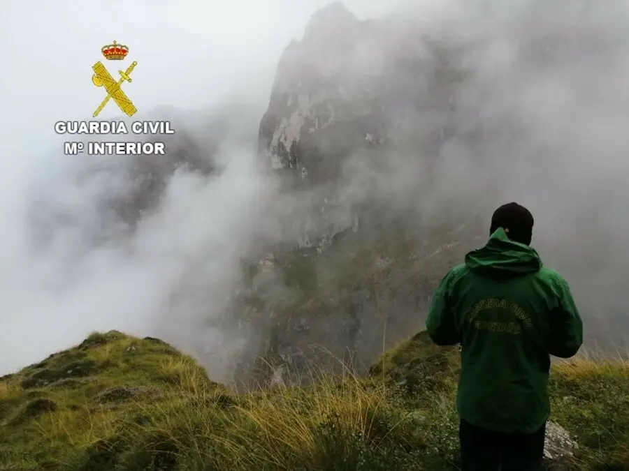 Un agente del Grupo de Intervenci&oacute;n en Monta&ntilde;a de la Guardia Civil.