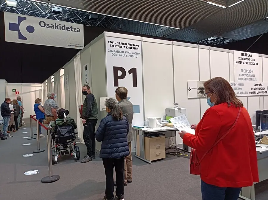 Archivo - Personas de 58 y 59 de edad aguardan su turno en el BEC de Barakaldo (Bizkaia) para recibir la primera vacuna.