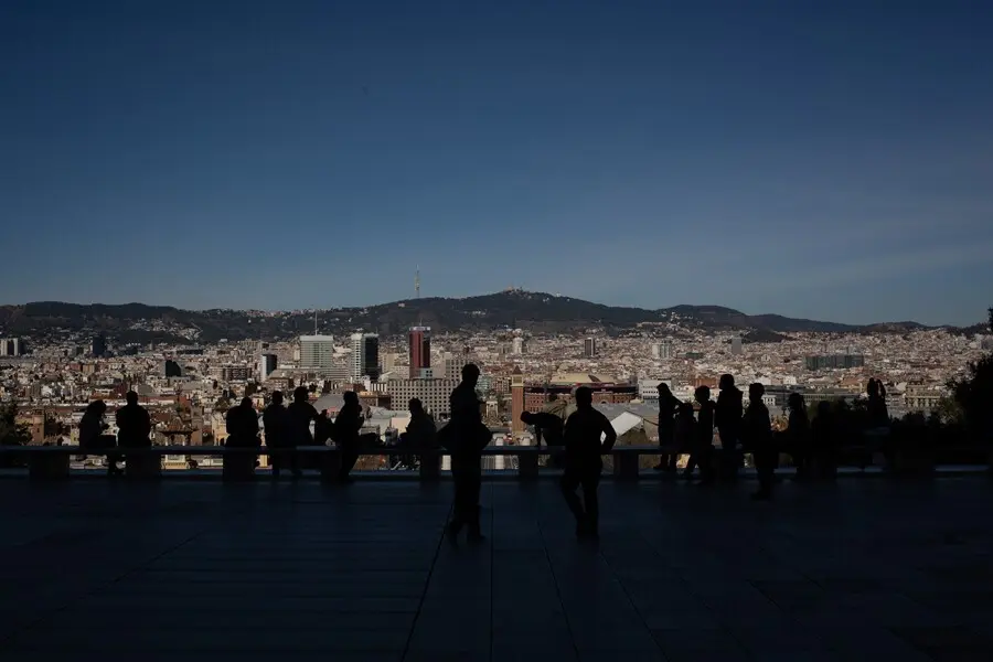 Archivo - Varias personas observan las vistas de Barcelona desde el Museo Nacional d&rsquo;Art de Catalunya (MNAC).
