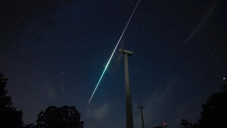 Momento de la entrada en la atm&oacute;sfera de la roca desprendida de un asteroide.