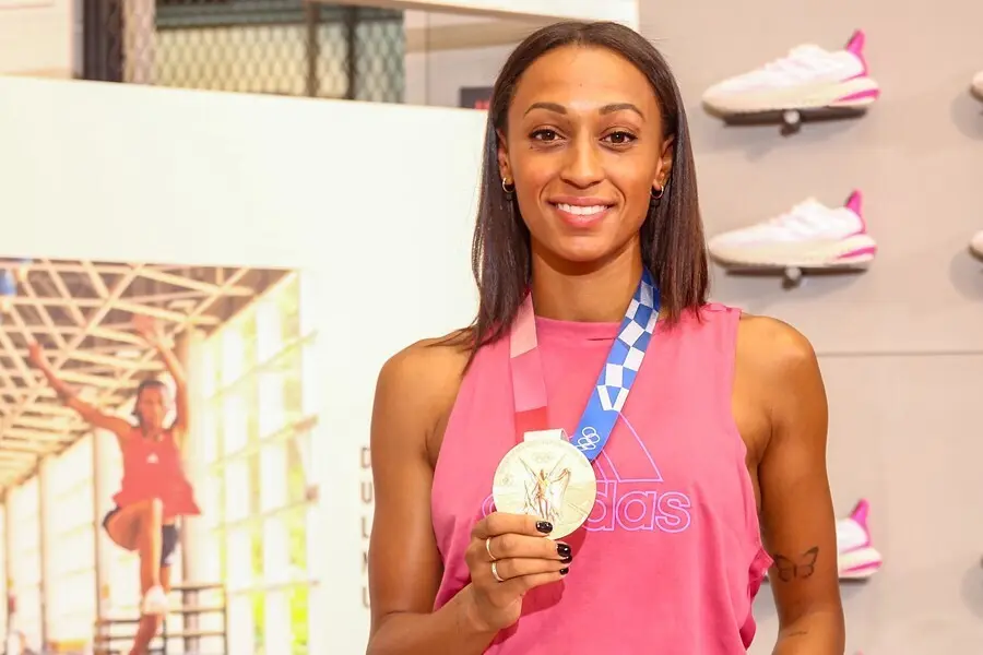 La atleta Ana Peleteiro, posa con su medalla de bronce durante su visita a una tienda de Adidas para celebrar su triunfo en los Juegos Ol&iacute;mpicos de Tokio 2020, en Gran V&iacute;a, a 9 de agosto de 2021, en Madrid (Espa&ntilde;a). La atleta gallega, gan&oacute; la medalla de b