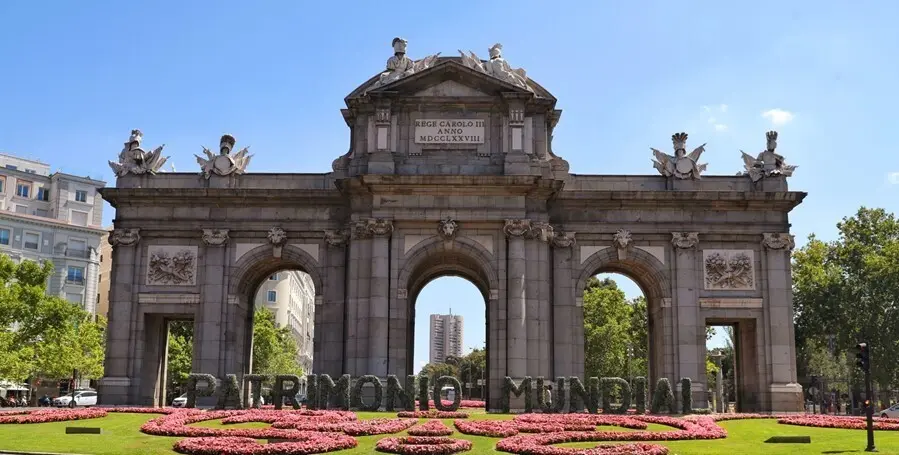 La Puerta de Alcal&aacute; recuerda que el Paisaje de la Luz ya es Patrimonio Mundial.