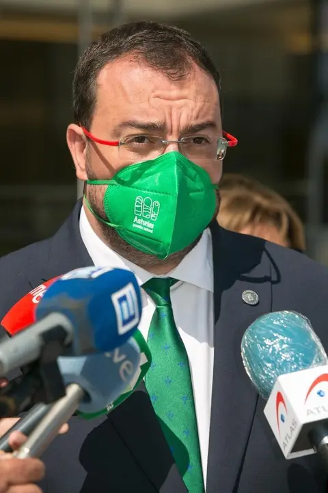 El presidente del Principado, Adri&aacute;n Barb&oacute;n, atiende a los medios en Castrill&oacute;n.