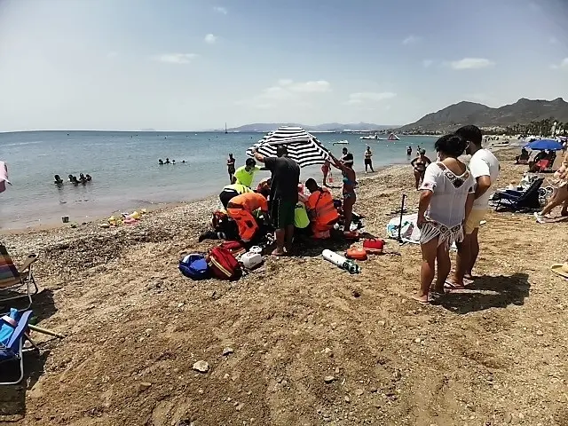 Rescatado un hombre de 77 a&ntilde;os que se hab&iacute;a quedado inconsciente mientras se ba&ntilde;aba en una playa de Mazarr&oacute;n