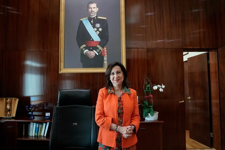La ministra de Defensa, Margarita Robles, posa delante de un cuadro del rey Felipe VI durante una entrevista con Europa Press, a 4 de agosto de 2021, en el Ministerio de Defensa, Madrid, (Espa&ntilde;a).