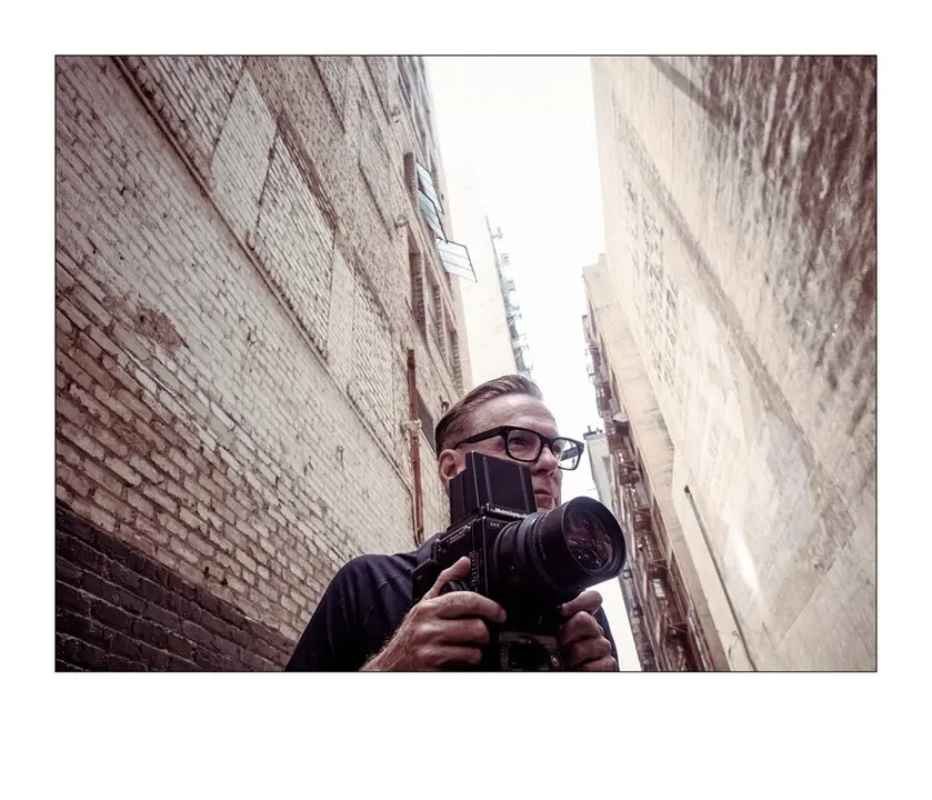 Archivo - El cantante Bryan Adams c&aacute;mara en mano para el Calendario Pirelli 2022.