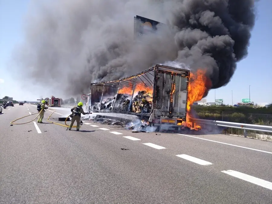 El incendio ha provocado una gran humareda