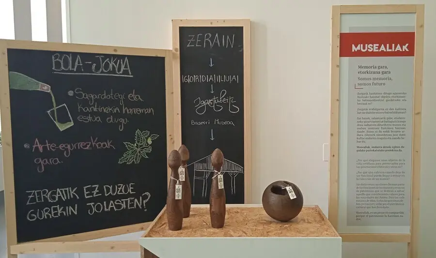 Juego de bolos que se exhibe en el caserio museo Igarubeiti de Ezkio