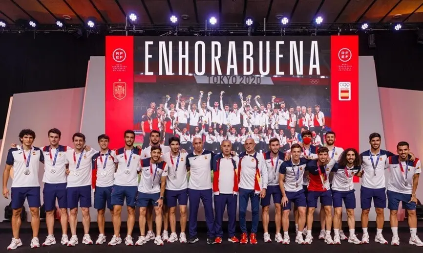 La selecci&oacute;n espa&ntilde;ola ol&iacute;mpica de f&uacute;tbol en su homenaje en la Ciudad del F&uacute;tbol de Las Rozas tras conquistar la medalla de plata en los Juegos de Tokio