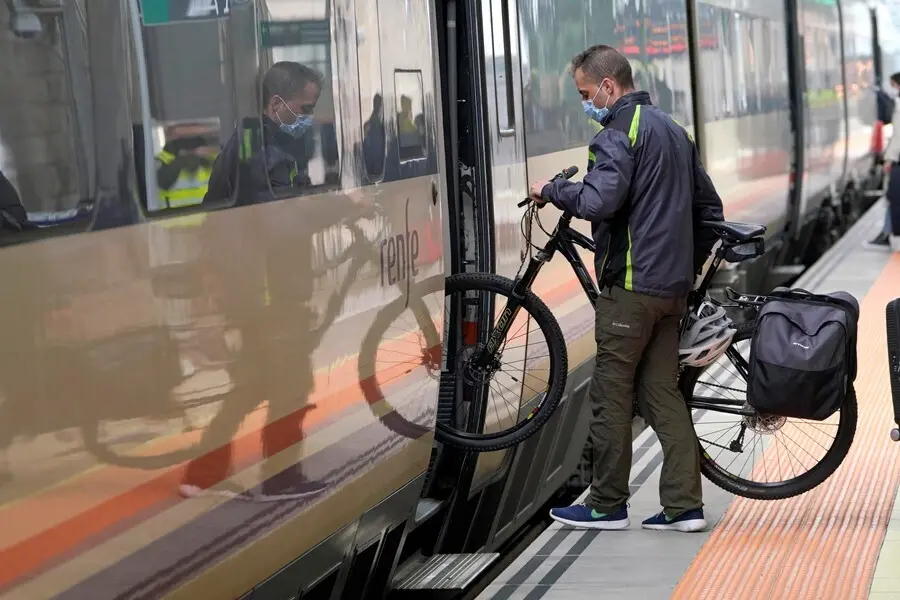 Archivo - Un hombre en la estaci&oacute;n de tren de Santiago de Composteja