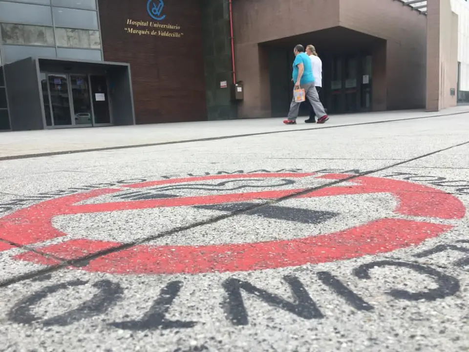 Dos personas se disponen a entrar en el Hospital Marqu&eacute;s de Valdecilla de Santander. / S. D&iacute;az