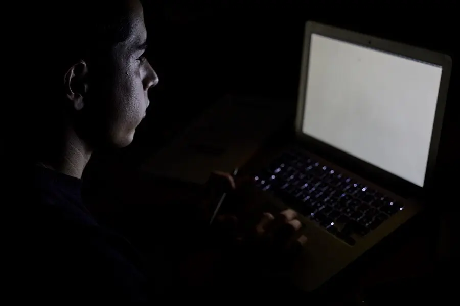 Archivo - Un estudiante utiliza el ordenador para realizar tareas en casa