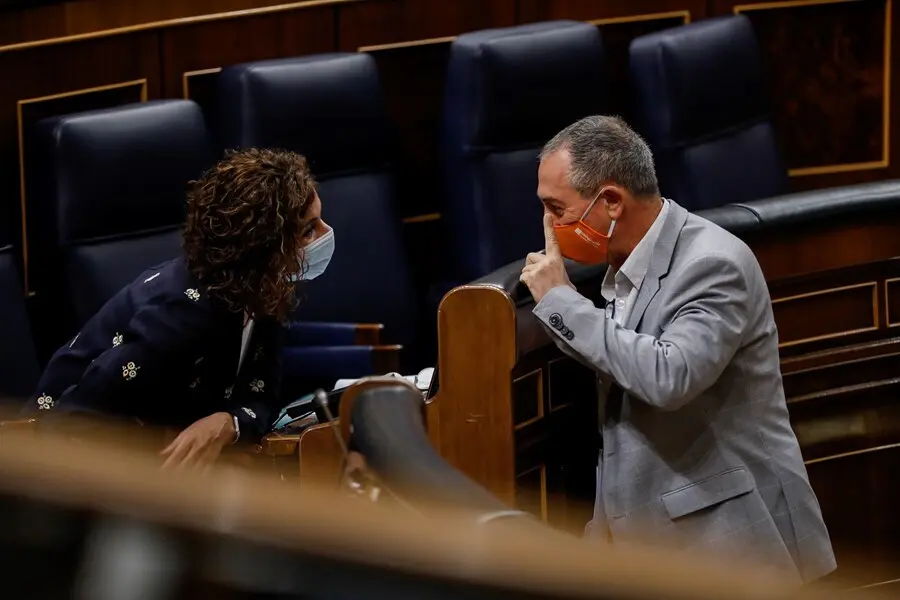 Archivo - La ministra portavoz y de Hacienda, Mar&iacute;a Jes&uacute;s Montero; y el diputado de Comprom&iacute;s en el Congreso, Joan Baldov&iacute;, mantienen una conversaci&oacute;n durante una sesi&oacute;n de control al Gobierno en el Congreso de los Diputados, en Madrid, (Espa&ntilde;a), a 14 de 