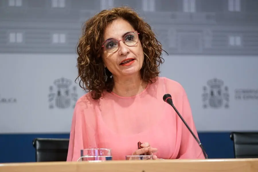 La ministra de Hacienda y Funci&oacute;n P&uacute;blica, Mar&iacute;a Jes&uacute;s Montero, ofrece una rueda de prensa tras presidir la Conferencia Sectorial del Plan de Recuperaci&oacute;n, Transformaci&oacute;n y Resiliencia en la sede ministerial, a 2 de agosto de 2021, en Madrid (Espa&ntilde;a). 