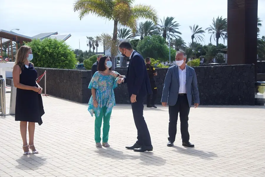 Archivo - El presidente del Gobierno, Pedro S&aacute;nchez (2d), saluda a la ministra de Sanidad, Carolina Darias, en presencia del presidente de Canarias, &Aacute;ngel Victor Torres, y la presidente de Lanzarote, Dolores  Corujo, en su visita el pasado a&ntilde;o a Lanzarote