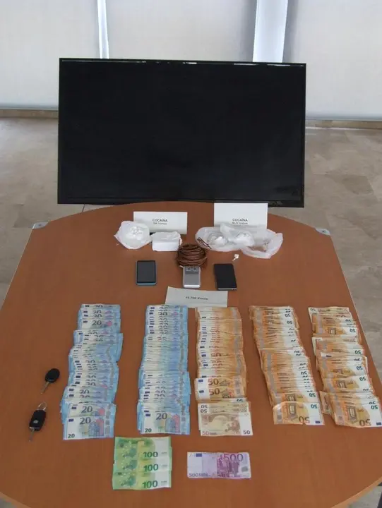Dinero y objetos incautados por la Guardia Civil tras desarticular una organizaci&oacute;n criminal dedicada al tr&aacute;fico de coca&iacute;na en Tomelloso