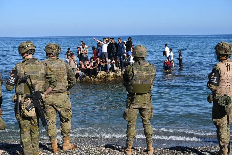 Archivo - Un militar del ej&eacute;rcito espa&ntilde;ol colabora en la orilla en una jornada marcada por las devoluciones en caliente que est&aacute;n efectuando a los migrantes que han entrado en Ceuta procedente de Marruecos, a 18 de mayo de 2021, en Ceuta